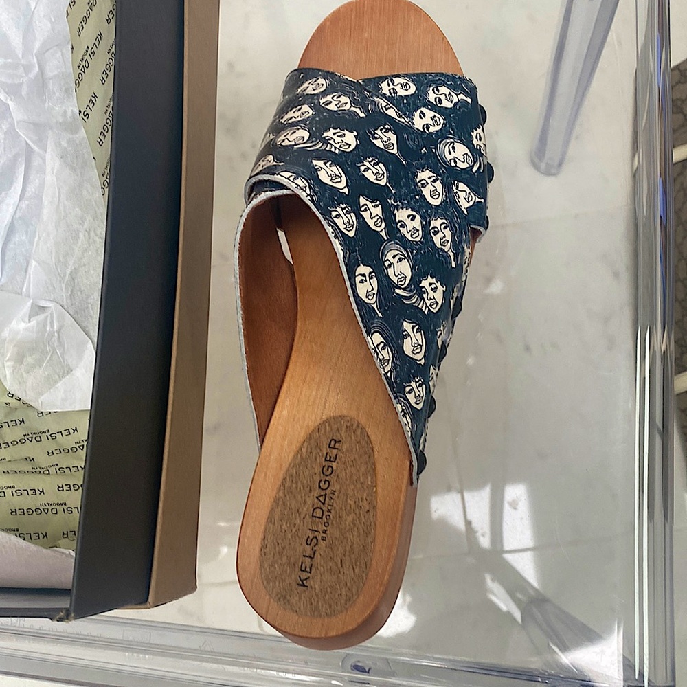 Brand NEW Kelsi Dagger slides so cute and comfortable